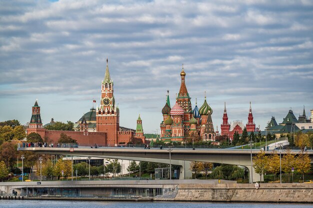 Moscú Rusia 14 de octubre de 2022 Vista panorámica de la Plaza Roja de Moscú Torres del Kremlin estrellas y Reloj Kuranti Iglesia Catedral de San Basilio Moscú Putin residencia