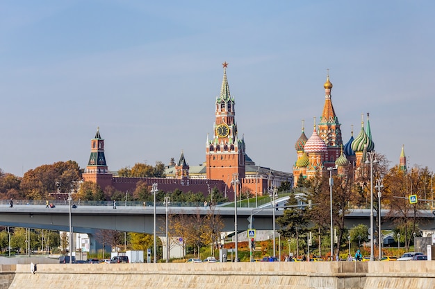 Moscú, Rusia el 15 de octubre de 2021 Vista del restaurante Voskhod las torres del Kremlin de Moscú