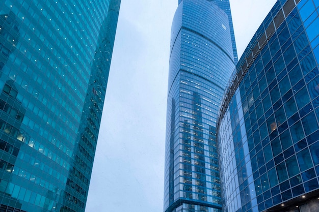 Moscú Rusia 18 de enero de 2022 MoscowCity es un centro de negocios en el centro de Moscú Las cimas de los edificios corporativos modernos en nevadas Vista de ángulo bajo de los rascacielos