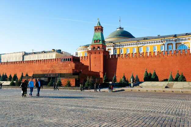 Moscú, Rusia - 20 de septiembre de 2014: Gente en la Plaza Roja en el Mausoleo del Kremlin en la ciudad de Moscú en Rusia por la mañana.