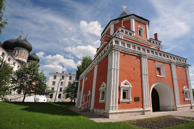 Moscú, Rusia - 23 de mayo de 2021: vista de la Catedral de la Intercesión y la Torre del Puente en la Isla Izmailovsky en Moscú