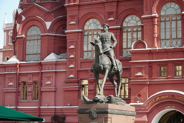 Moscú Rusia 28 de agosto de 2022 Monumento al Mariscal Zhukov en la plaza Manezhnaya en la tarde soleada