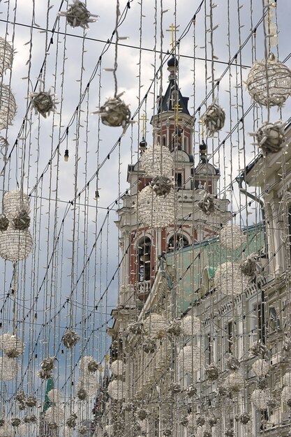 Moscú, Rusia - 6 de junio de 2021: decoración de guirnaldas sobre la calle Nikolskaya en Moscú