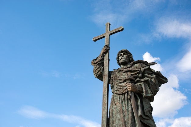 Moscú, Rusia 6 de septiembre de 2021 un monumento de bronce al príncipe Vladimir con una cruz cristiana en el centro histórico de la capital sobre fondo de cielo azul