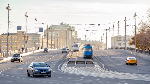 Moscú, Rusia: tranvías y coches en el puente Bolshoi Ustinskiy