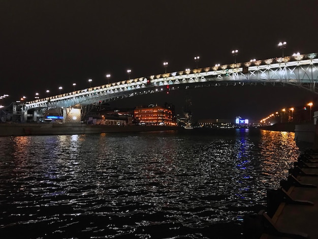 Moscú, vista del río y el puente por la noche.