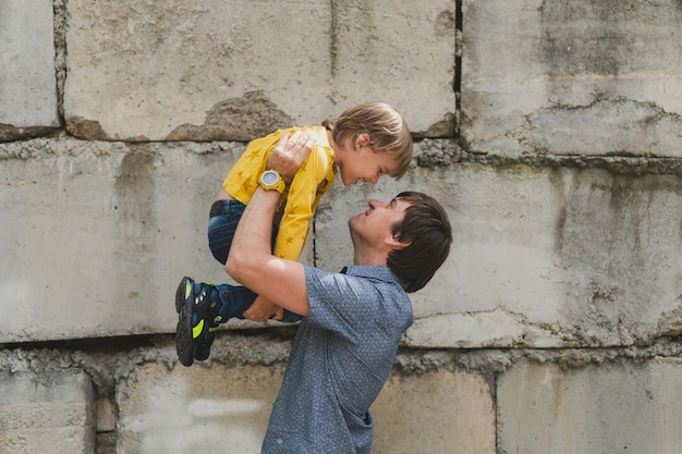 Moskau 15.06.2022 Mann Papa hat Zeit mit seinem Kind Sohn Junge sechs Jahre alt auf Armen glücklicher Vater spielt mit Kind echtes Leben authentische alltägliche Vaterschaftsmomente väterliche Liebe Zuneigung