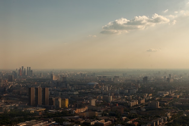 Moskau aus der Vogelperspektive. Blick vom Aussichtsrestaurant des Fernsehturms Ostankino.