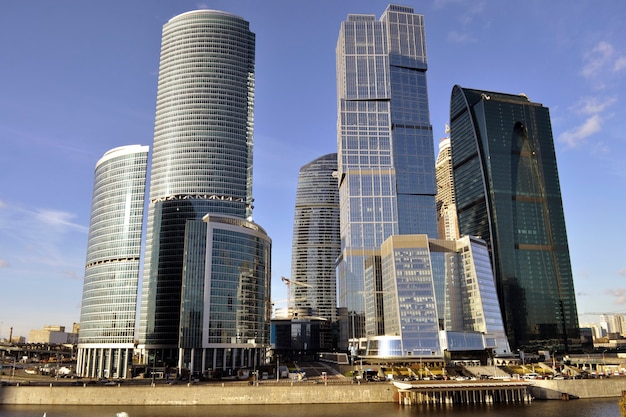 Moskau International Business Center tagsüber bei strahlend sonnigem Wetter