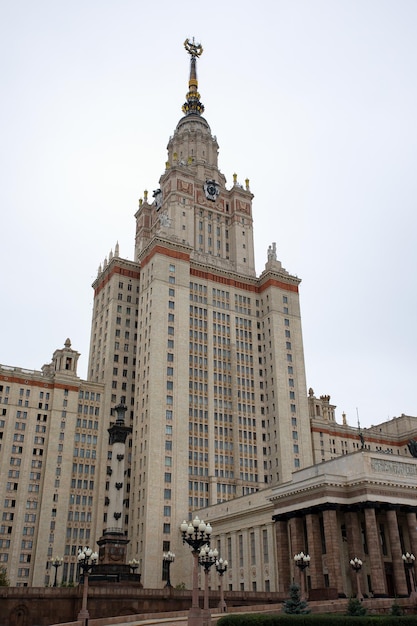 Moskau, Russland 11. September 2021 Das Territorium der Moskauer Staatlichen Universität auf Vorobyovy Gory, MGU. Zentraler Eingang zur Universität, vertikales Foto