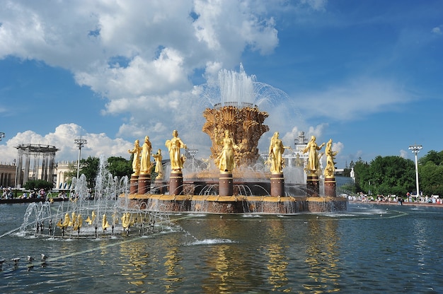 MOSKAU, RUSSLAND - 13. Juni 2021: Blick auf den Brunnen der Völkerfreundschaft im VDNH-Park in Moskau