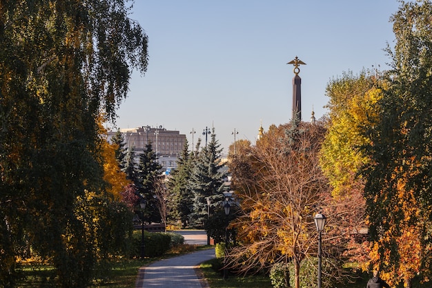 Moskau, Russland - 13. Oktober 2021: Blick auf einen schönen herbstlichen Stadtpark mit einem Denkmal für Grenzsoldaten, im Hintergrund mehrstöckige Gebäude