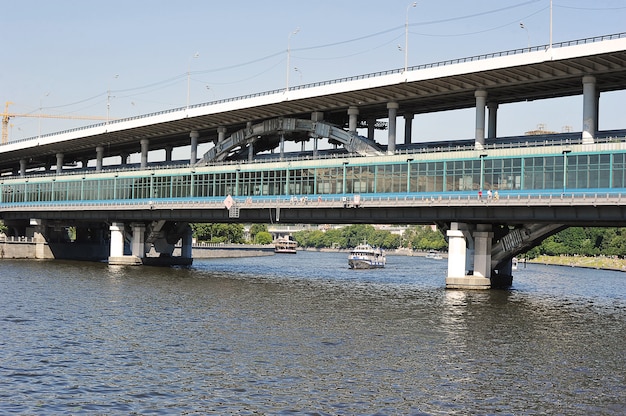 MOSKAU, RUSSLAND - 19. Juni 2021: Blick auf die U-Bahn-Brücke Luzhniki in Moskau