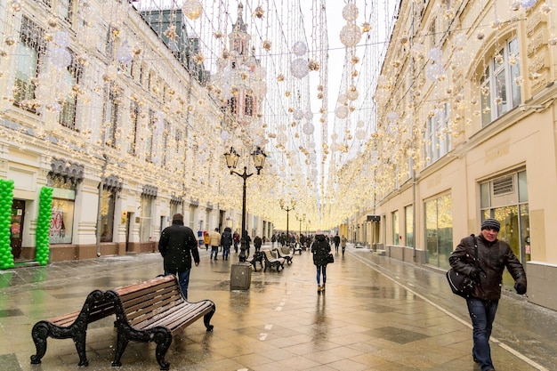 Moskau, Russland 20. Dezember 2018 Menschen gehen während der Weihnachtsferien auf der Nikolskaya Straße