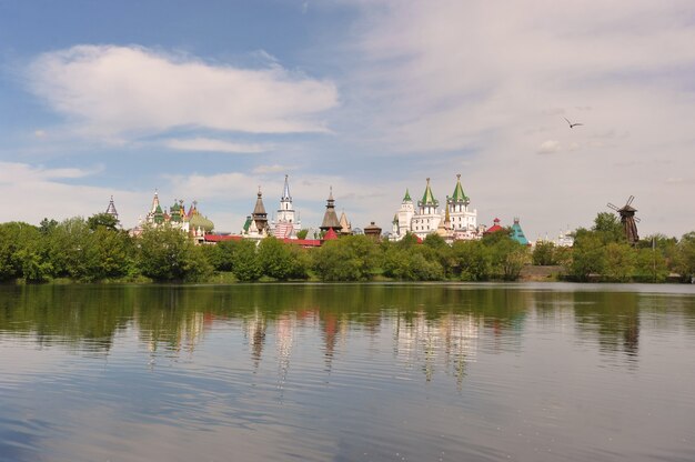 Moskau, Russland - 23. Mai 2021: Blick auf den Izmailovsky Kreml Silber-Trauben-Teich in Moskau