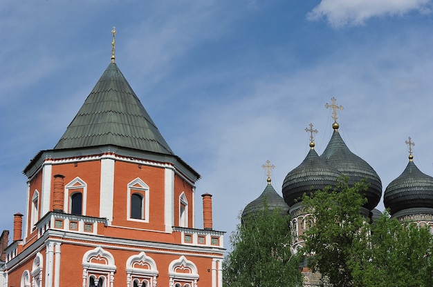 Moskau, RUSSLAND - 23. Mai 2021: Blick auf die Kathedrale der Fürbitte und den Brückenturm auf der Insel Izmailovsky in Moskau