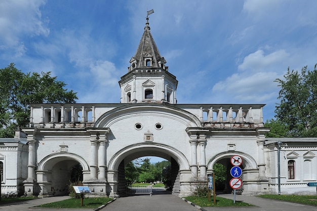 Moskau, Russland - 23. Mai 2021: Front Gate, denkmalgeschütztes Gebäude 1682 im Museumskomplex "Izmailovo Manor" in Moskau