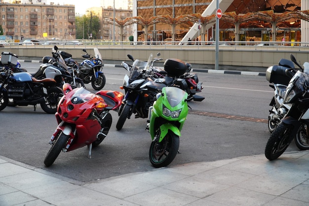 Moskau Russland 28. August 2022 Motorrad auf dem Motorradparkplatz auf der Stadtstraße geparkt