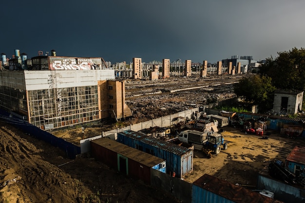 Moskau, Russland - 5. AUGUST 2018: Die Ruine des ehemaligen ZIL-Werks, das Kühlschränke und Autos produzierte.