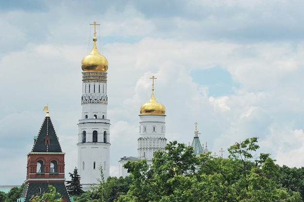 Moskau, Russland - 6. Juni 2021: Blick auf den Glockenturm von Iwan dem Großen auf dem Domplatz in Moskau