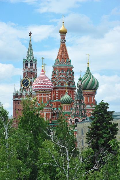 Moskau, Russland - 6. Juni 2021: Blick auf den Spasskaja-Turm und die Pokrovsky-Kathedrale in Moskau