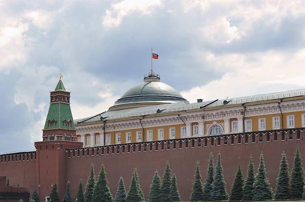 Foto moskau, russland - 6. juni 2021: blick auf die kremlmauer und das senatsgebäude