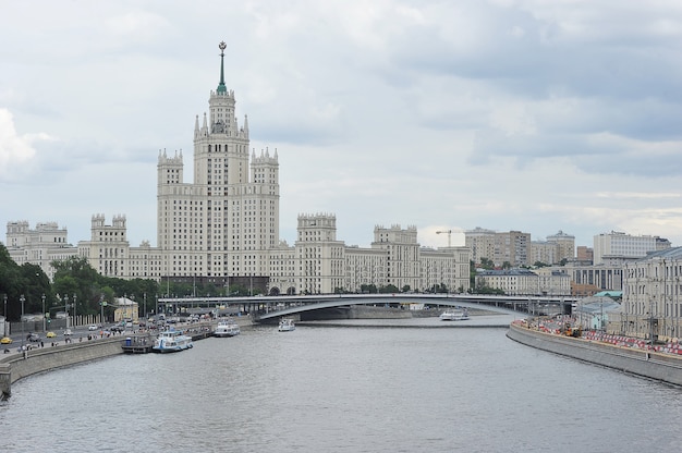 MOSKAU, RUSSLAND - 6. Juni 2021: Blick auf die Moskwa und das Hochhaus am Kotelnicheskaya-Damm in Moskau