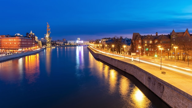 Moskau Stadt entlang der Moskva in der Nacht