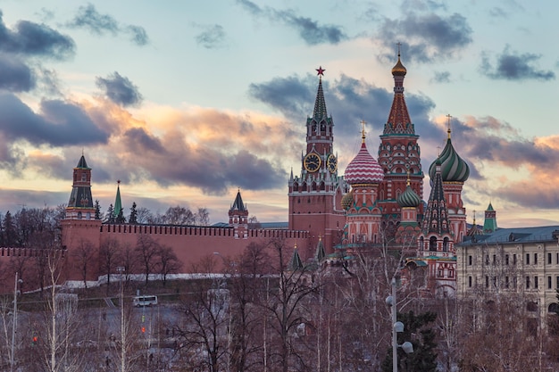 Moskauer Kreml und Basilius-Kathedrale Sonnenuntergangansicht mit schönem bewölktem Himmel