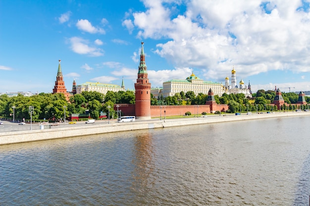 Moskauer Kreml und Moskwa am sonnigen Sommermorgen gegen blauen Himmel mit weißen Wolken