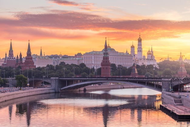 Moskauer Kreml und Moskwa mit Brücke am sonnigen Sommermorgen. Bunter Himmel. Russland