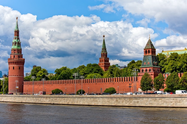 Moskauer Stadtansicht mit roten Kreml-Türmen und Mauer