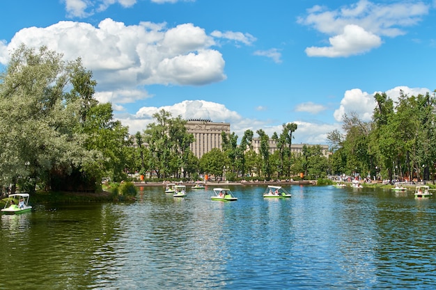 Moskauer Stadtpark, Leute mit Booten auf dem Wasser