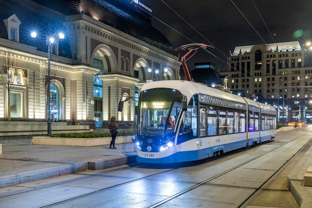 Moskauer Transport, Straßenbahn an der Haltestelle am Paveletskaya-Platz