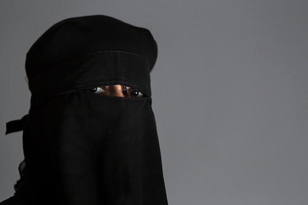 Moslemische arabische Frau mit schwarzem Niqab