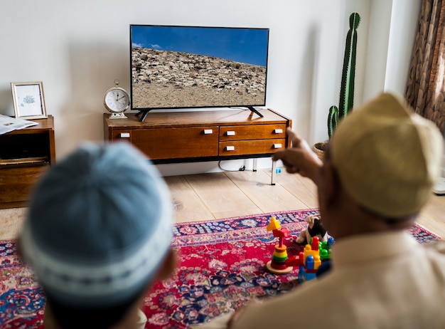 Moslemische Familie, die im Haus sich entspannt