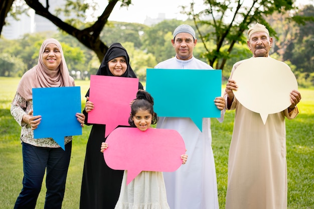 Foto moslemische familie, die spracheblasen hält