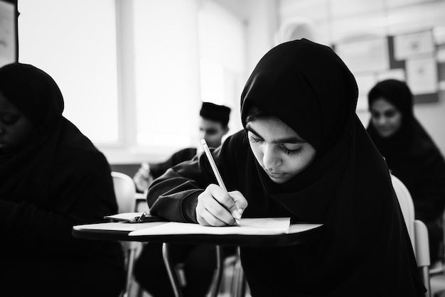 Foto moslemische kinder, die in einem klassenzimmer studieren