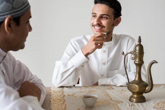 Moslemische Männer, die eine Tasse Tee trinken