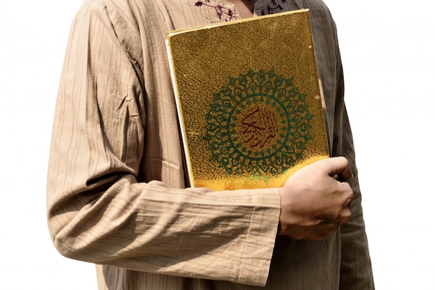 Moslemischer Mann, der Quran hält