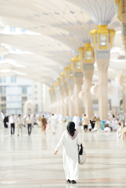 Moslemisches arabisches Frauenporträt draußen in der heiligen Moschee