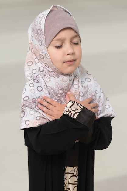 Moslemisches Kind, das an der Moschee betet