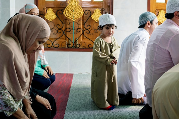Moslems beten in der Moschee