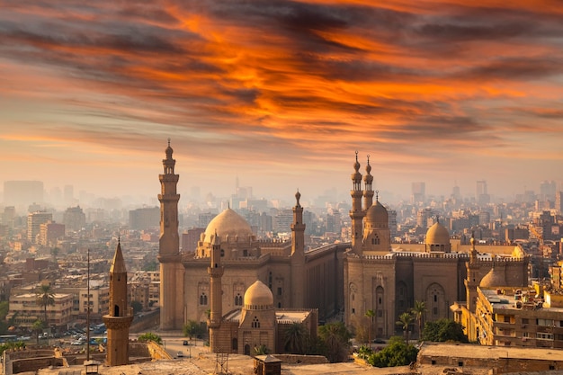 La MosqueMadrasa del Sultán Hassan al atardecer Ciudadela de El Cairo Egipto