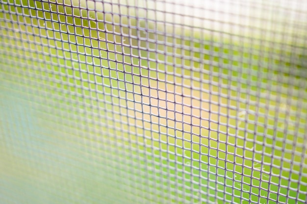 Mosquitera cerca de la pantalla de alambre en la ventana de la casa protección contra insectos