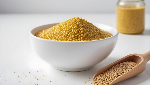 mostaza de grano en un cuenco blanco en una mesa blanca