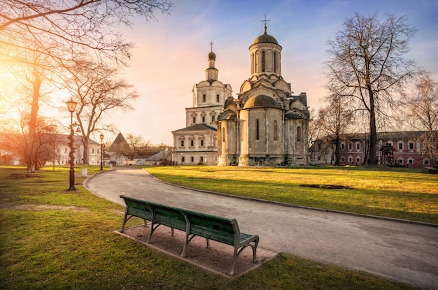 Mosteiro de andronikov em moscou e um banco