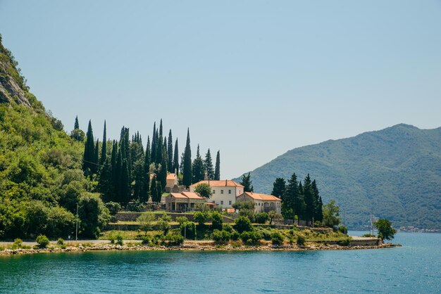 Mosteiro de Banja em montenegro na baía de kotor
