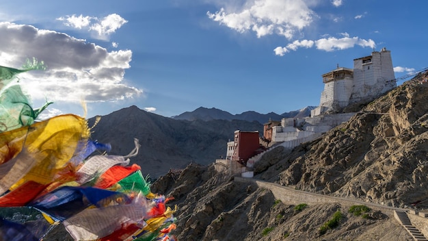 Mosteiro de Fort e Namgyal Tsemo ou gompa vermelho é o principal centro budista em Leh Ladakh Índia