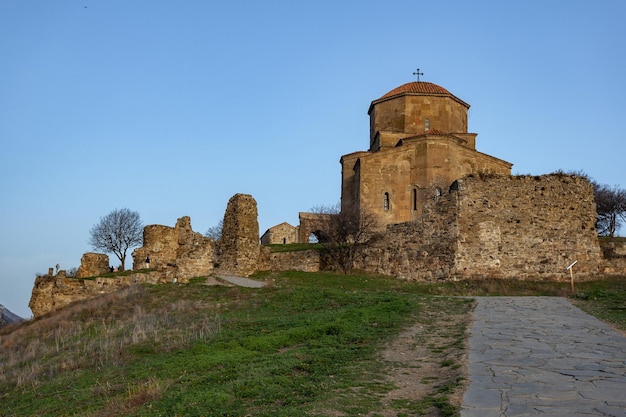 Mosteiro de jvari é o mosteiro ortodoxo georgiano localizado perto de mtskheta georgia